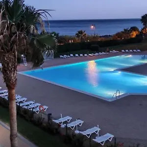 residencial-los-cisnes-primera-linea-playa-isla-canela.es-andalucia.com/